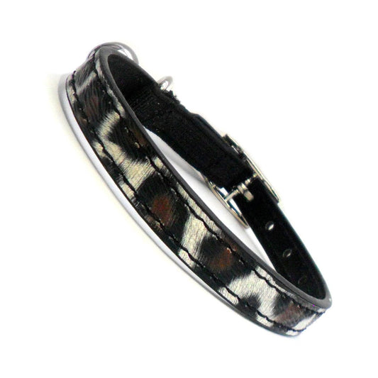 Leopard print cat collar detail